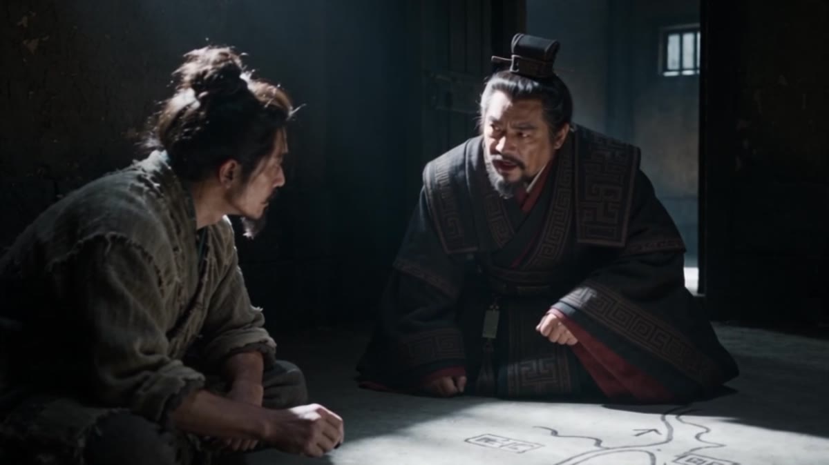 管仲与鲍叔牙在囚室中面对面交谈的成片画面